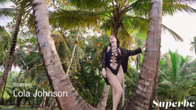 Superbe Lola Johnson Tropical Beach