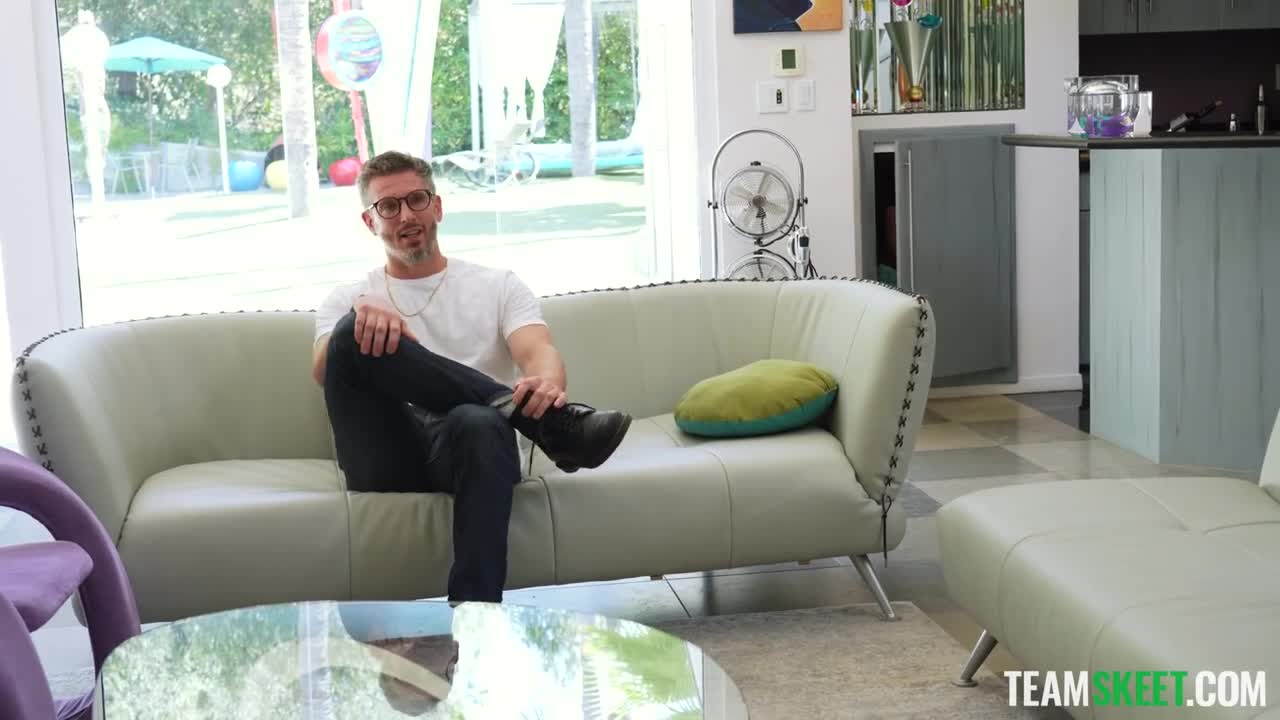 EtraSmall Mina Luxx Cant Find Her - Porn video | ePornXXX