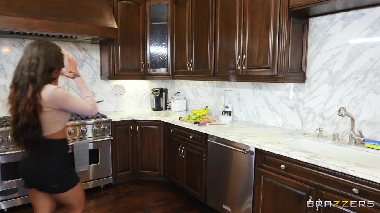 BrazzersExxtra April Olsen Tossing My Roommates Salad - Porn video | ePornXXX