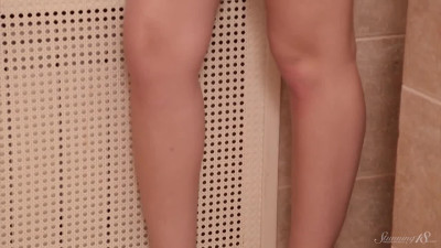 Stunning Aggie Bath Masturbation