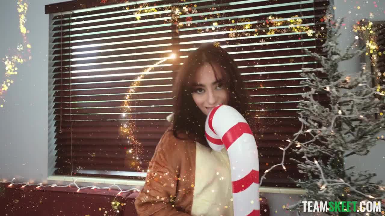 EtraSmall Reese Robbins The Tiniest Reindeer - Porn video | ePornXXX