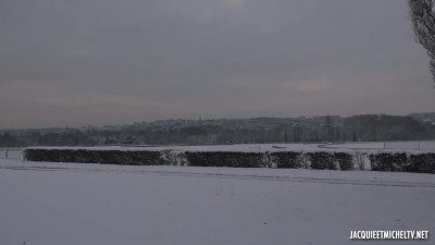 JacquieEtMichelTV Laura Two Guys In The Snow FRENCH