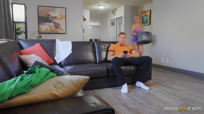 BrazzersExxtra Dee Williams VR Sneaky MILF Burn