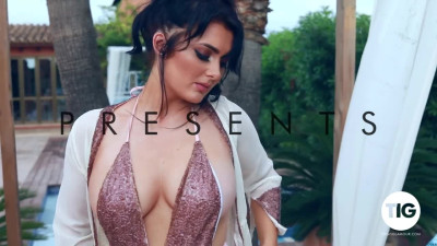 ThisIsGlamour Ashleigh Gee Strips Nude Outside
