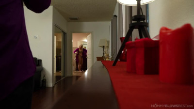 MommyBlowsBest Lisey Sweet Blowjob Before Dinner