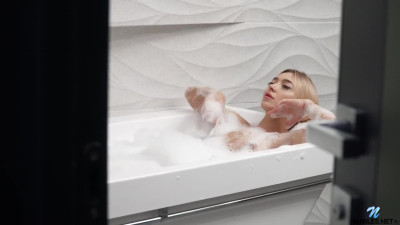 Nubiles Di Bubble Bath