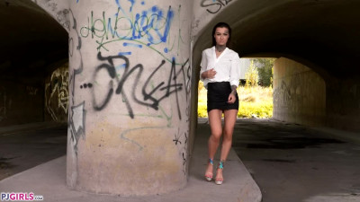 PJGirls Tabitha Poison Tabitha under the bridge