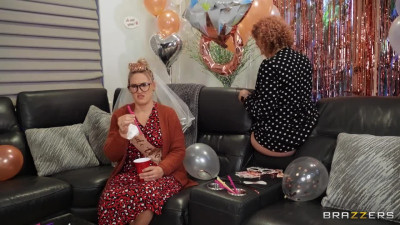 MilfsLikeItBig Sara Jay And Sally Dangelo Double Dip On The Magic Stick
