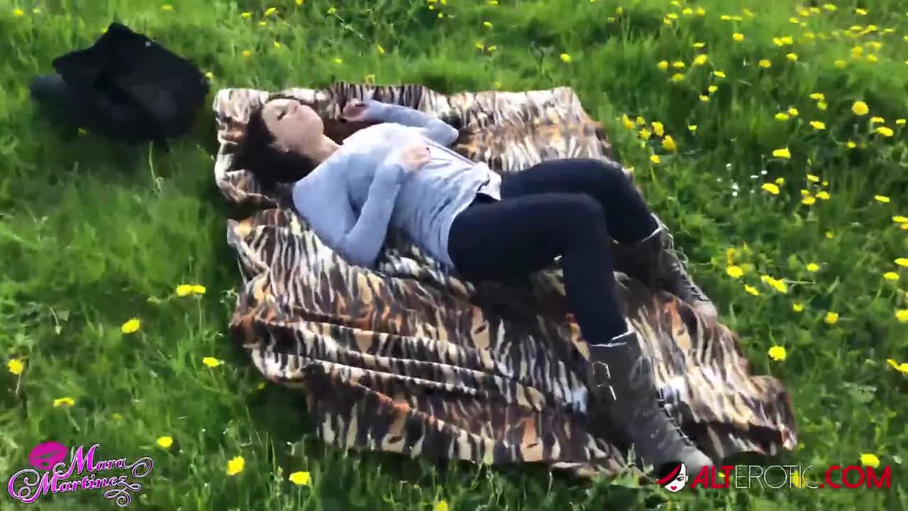 AltErotic Mara Martinez Fucking In Public - Porn video | ePornXXX