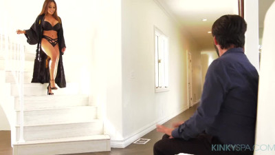 KinkySpa E Kaylani Lei