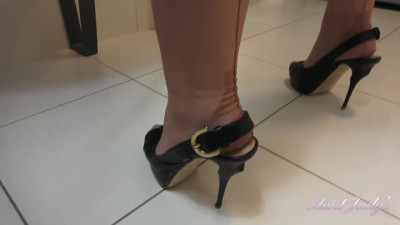 AuntJudys Wanilianna Bathtub Stockings And Garter