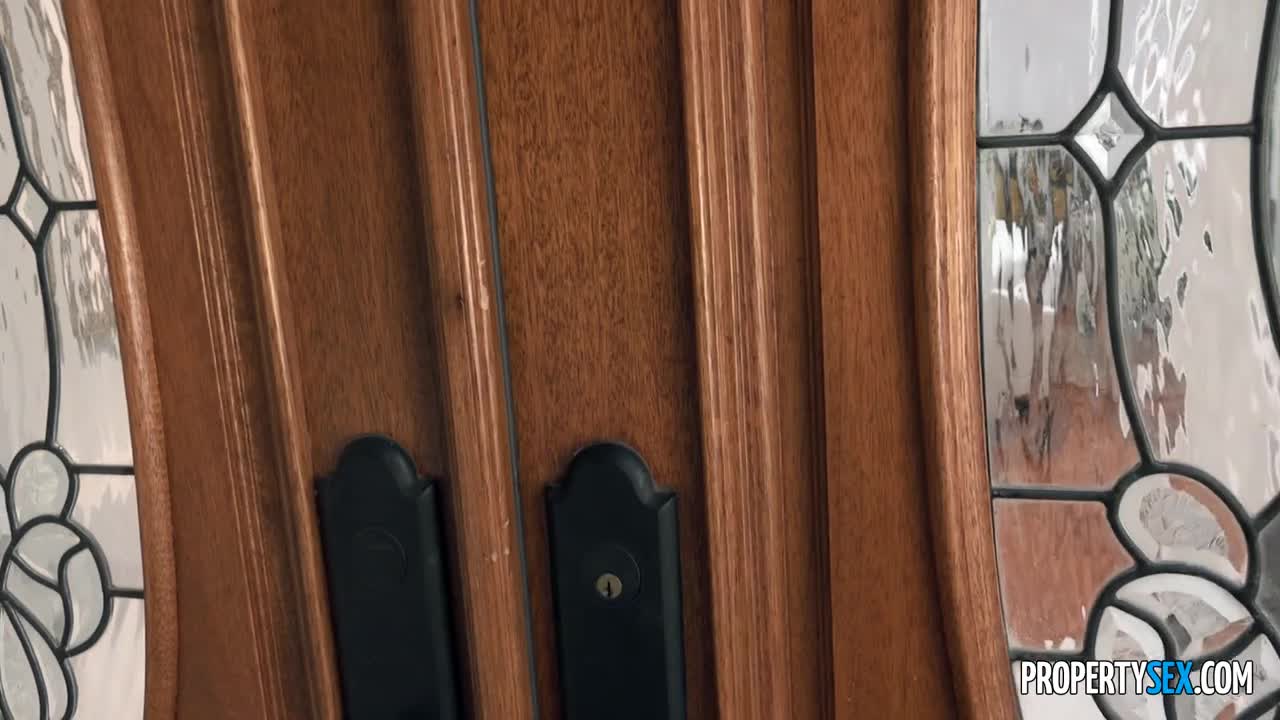 PropertySex La Sirena Pro Gamer Buys House - Porn video | ePornXXX