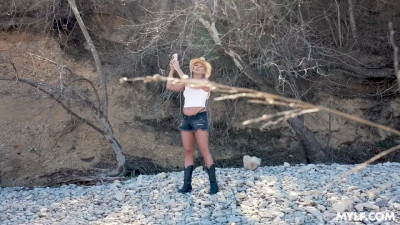 MomShoot Heather Hendrix A Cowgirl In Distress