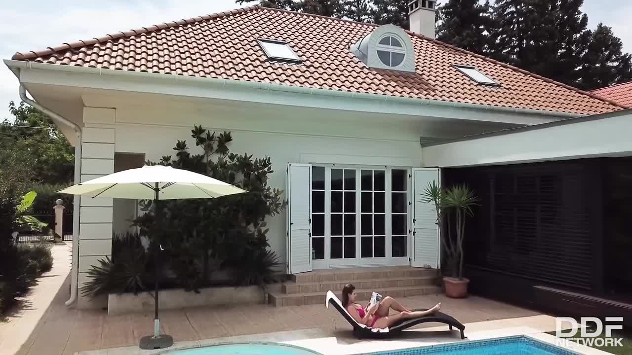 HotLegsAndFeet Jenifer Jane Bikini Babe Footjobs Poolside - Porn video | ePornXXX