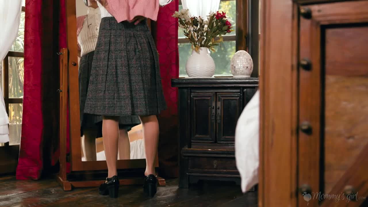 MommysGirl Alexis Fawx And Mackenzie Moss A Mrs Doubtfire Parody - Porn video | ePornXXX