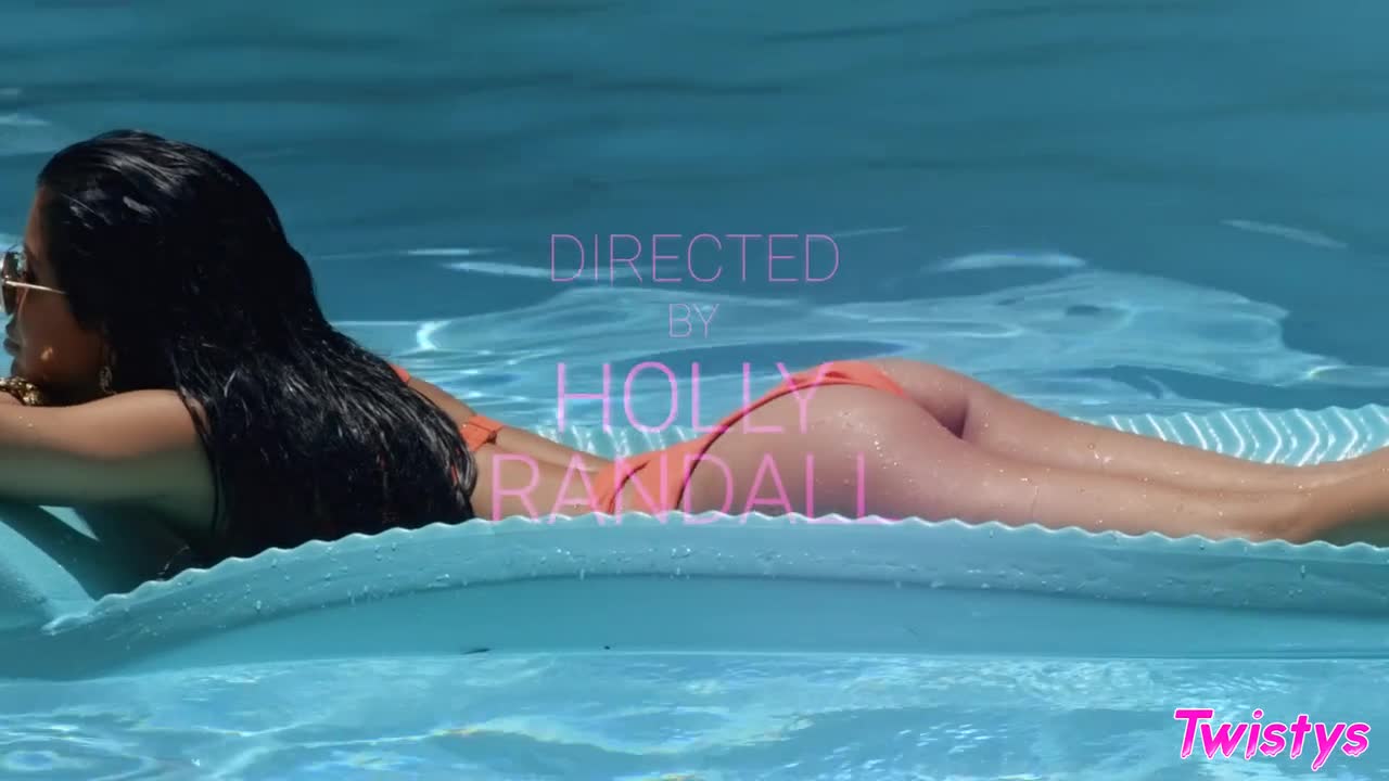 WhenGirlsPlay Veronica Rodriguez And Honey Gold Shallow End Shivers - Porn video | ePornXXX