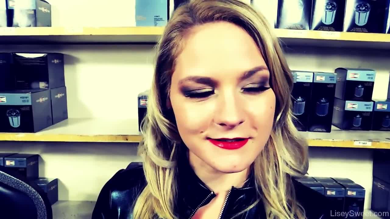 LiseySweet Lisey Tries A Cigar - Porn video | ePornXXX