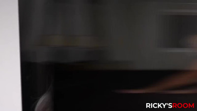 RickysRoom Hayley Des